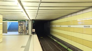 U-Bahn-Kollision im Tunnel: Ein Zug der U1 muss notbremsen, die 100 Fahrgäste werden durch eine Ausgangsklappe ins Freie gebracht. Der Unfall führt zur Streckensperrung. | Hamburg 1