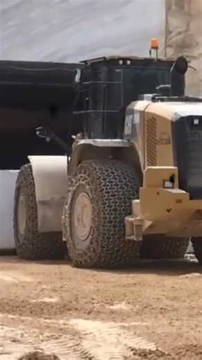 2.9K views · 72 reactions | Epic moment when the loader lifts a heavy load. #HeavyEquipment #LoaderLife #CATMachine #OperatorSkills #ConstructionNation #Earthmovers | HeavyBuild Project | Facebook