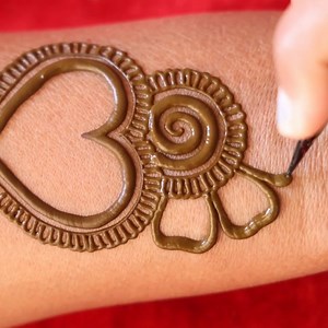 1.5M views · 32K reactions | Mehndi is jewelry. It’s an accessory | Amisha Arts | Facebook