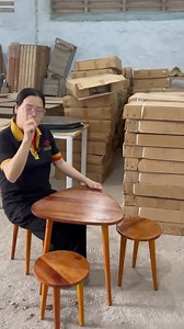 Setup Quán Cafe Vintage Với Bàn Ghế Tam Giác Ghế Tròn Cũ Bạn đang tìm mẫu bàn ghế cafe cũ kiểu lạ, không đụng hàng, giúp quán nổi bật ngay từ ánh nhìn đầu tiên? Tham khảo ngay mẫu bàn tam giác kết hợp ghế tròn lưng thấp, kiểu dáng độc đáo, phù hợp quán cafe phong cách vintage, retro, decor góc chill nhỏ gọn. ✨ Bàn tam giác 3 cạnh – tối ưu diện tích, setup linh hoạt. 🪑 Ghế tròn gỗ chân sắt – kiểu dáng đơn giản nhưng ấn tượng. 🪵 Chất liệu gỗ tự nhiên bền đẹp. 💰 Giá thanh lý siêu rẻ – số lượng c