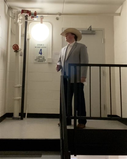 Lad with deep voice sings in echoey stairwell 😮 | UNILAD Sound