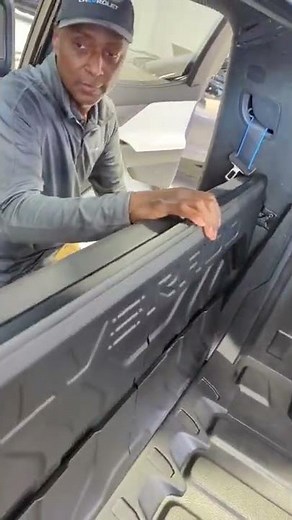 Here's How the Midgate Works on the 2024 Chevy Silverado EV + A Look Inside at the 4K Screens!