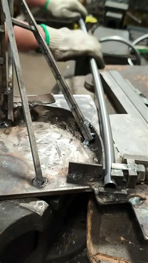 The manual bending process of stainless steel pipe #MetalBending #FactoryWork #WorkEfficiency | Katie's Soles