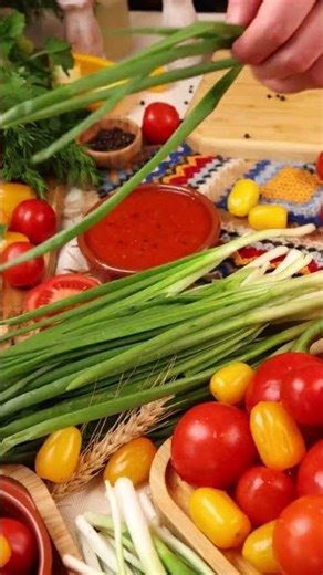 Frigărui de porc cu salată și adjică – în La Plăcinte îi pregătim moldovenește! 🥩🔥