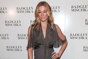 LeAnn Rimes Performs '16 Tons' on 'Regis and Kelly'