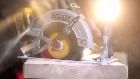 DEWALT 2.5 Gal. 140 psi Portable 20V Cordless Air Compressor Kit with FLEXVOLT Advantage, 6.0Ah FLEXVOLT Battery, and Charger DCC2520T1