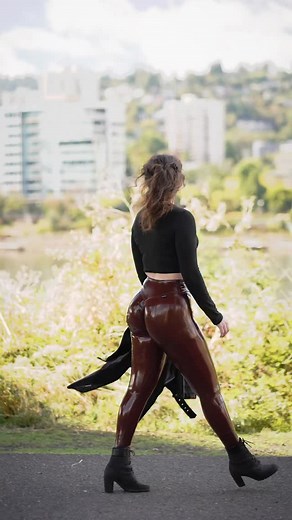 Extra shiny ✨ . . . . . . #shiny #leggings #fashion #streetstyle #streetwear #reelsvideo #explorepage | Janiepnw