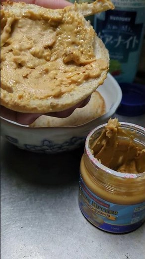 熱々焼きたての全粒粉イングリッシュマフィンにピーナッツバターを塗って☕コーヒータイムにするよ〜😋