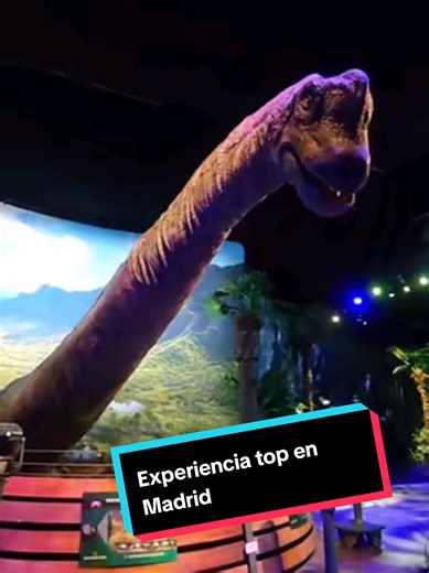 Oye, que casi me come un dinosaurio en Delicias 🦖😂 Fui a la Jurassic World Experience aquí en Madrid y flipé. Entras por las puertas gigantes y te sientes dentro del universo. Pasamos por los laboratorios (los bebés que salen son la delicia de los mas pequeños) hasta que llegamos a la zona de los velociraptores... Ya aqui se compica la experiencia, porque como vereis falta Blue... ¿Donde estará? #jurassicworld #planesmadrid #dinosaurios #planesconamigos #jurassicworldexhibition @jurassicworld