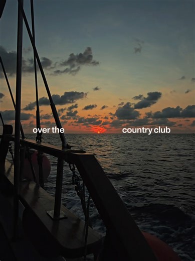 Maldives sunsets just hit different with Lana Del Rey ✨️ #MaldivesSunset #GoldenHour #LanaDelRey #IslandVibes #OceanAesthetic