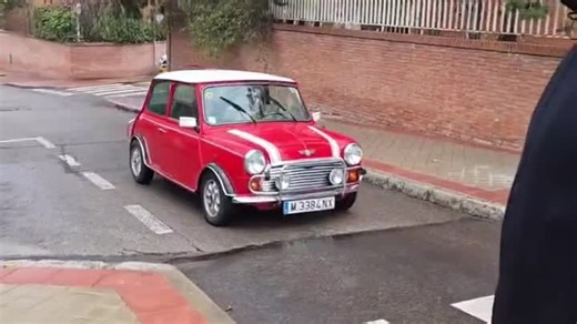 Giorgia Meloni alla guida di una Mini con Abascal | Libero Quotidiano.it