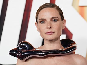 レベッカ・ファーガソンが『ミッション：インポッシブル』のプレミアで首に巻いていたもの