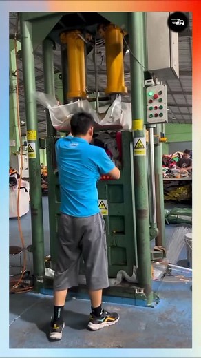 Hooded sweatshirt style for the day. #Hoodie #OOTD #OutfitOfTheDay #AutumnStyle #WinterFashion | Cargo Waves - B2B