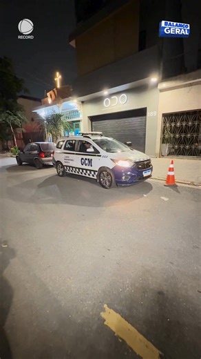 De madrugada desta sexta-feira (23), um ladrão invadiu a linha do metrô e furtou passadores de cabos, peças essenciais para o funcionamento dos trens. Responsáveis por garantir a energia das linhas, os equipamentos são indispensáveis para a circulação. Sem eles, a operação do sistema é interrompida. O criminoso estava vendendo a peça por apenas um real! 👉 Assista à reportagem completa do #BalançoGeral em R7.com/balancogeralmanha | Balanço Geral