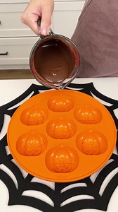 1.2M views · 8.9K reactions | Halloween hot coco  #halloween #chocolate #hotcoco #treat #dessert #recipe #easyrecipes | Justine Kameron | Facebook