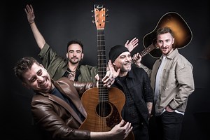 4 chitarre sul palco della Multisala Pio X di Padova il 2 aprile 2023. | 40 FINGERS