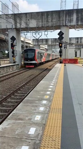 KRL CRRC Masuk Stasiun Manggarai Bawah.