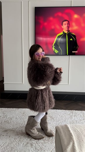 Дитяча пісня чи нє?)))бо в нас вже двох ПАНІЧКА від ваших коментарів під моїми співами😂😂😂