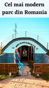 🤩 Ce poti face in cel mai frumos si modern parc din Romania? . 🏡 Poti vizita casutele de hobbit - fiecare casuta este decorata diferit, iar intrarea este gratuita. Este locul perfect pentru cei mici! . 🏰 Poti vizita castelul - chiar langa casutele de hobbit vei gasi un castel superb, unde te poti intoarce in copilarie. Intrarea este gratuita! . 🏔️ Poti urca cu telescaunul - pentru doar 25 de lei/ persoana poti urca pana la Turnul Panoramic, de unde poti admira jumatate de Bucovina! . 😍 Te p