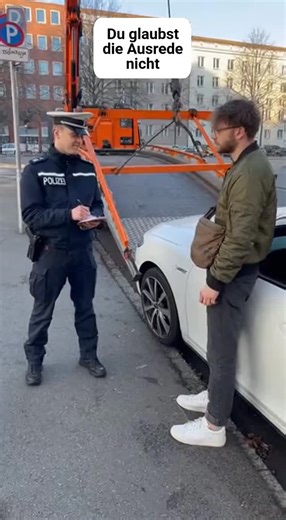 Snack Time Chaos on Instagram: "Was ist die verrückteste Ausrede, die du je gehört hast? 🤔 Das hier toppt alles! 👇 Du stehst da mit deinem Auto auf dem Abschlepper und der Polizist fragt, ob die Batterie leer ist... Eine plausible Frage! Aber die Antwort des Fahrers? Die ist sowas von #NextLevel! 😂 Software-Update? Oder doch der fehlende Bio-Limon-Cup-Holder? 🍋🚗 Moderne Autos sind manchmal echt ein Mysterium. Welches verrückte Feature fehlt DIR noch, damit dein Wagen fährt? Sag's uns in den