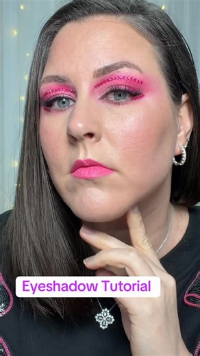 Jennifer Dawn Beauty on Instagram: "Fun Eyeshadow Tutorial 💕 Who loves pink? 💖 Eyeshadow primer @plouise_makeup_academy Eyeshadow palette @colourpopcosmetics Eyeliner @judydoll_official Mascara @tartecosmetics Lashes @veyesbeauty #eyeshadowtutorial #pinkeyeshadow #valentinesdaymakeup #makeuptok #cutcrease"