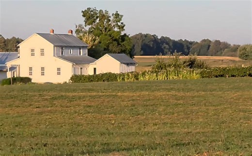 53K views · 2.3K reactions | I didn't detect any wind this morning but I noticed this windmill spinning. Must be a slight breeze. This is a Swartzentruber Amish farmstead. The simple white home is typical of this Amish affiliation. Some affiliations nowadays have much more elaborate and modern looking house designs and decor. Not so, the Swarties. They're definitely old-school. South of Maysville Ohio. JD | AmishLeben | Facebook