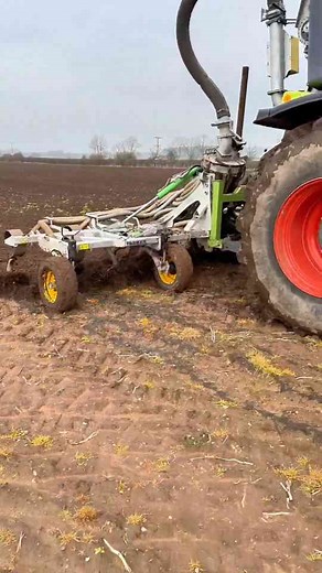 CLAAS Xerion Saddle-Trac: A Tanking Machine Built for Efficiency and Performance
