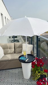 Zrób ze mną stolik na balkon z parasolem 🏖️ Połączyłam dwa w jednym. Stojak na parasol ze stolikiem, to świetna opcja na małe balkony lub taras. Mojego parasola teraz z pewnością wiatr na 6 piętrze nie zwieje. Dodatkowo stara taca dostała nowe życie, a pomalowanie jest czarną matową farbą, to był strzał w dziesiątkę, bo świetnie to wygląda. Użyłam betonu budowlanego, aby zalać nim donicę i zakotwiczyć w nim rurkę parasola. Sama sucha zaprawa to 20 kg, więc porządny to stojak na parasol. Jak Ci 