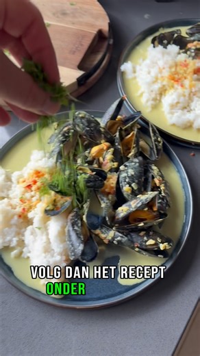 Vandaag gekruide umami-mosselen met crunchy gebakken rijst uit de Airfryer!Overheerlijk en verrassend simpel. 👉 Eerst kook je de rijst in het bijbehorende kook- en bakaccessoire. Daarna meng je de mosselen met alle heerlijke smaken: kokosmelk, curry, knoflook, rode peper en natuurlijk een vleugje umami. ✨ Stoom de mosselen 16 tot 20 minuten in de rechterlade en bak de rijst ondertussen lekker krokant in de linkerlade. Serveer met wat versgebakken brood om in de saus te dippen... zó lekker! 😍 E