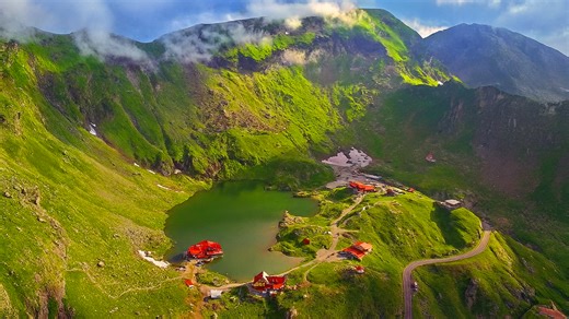 El lago Balea en las montañas Fagaras de Rumanía