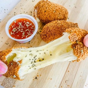 Have you tried this ChizMozza's Homemade Monster Mozza? 😋 These are bigger than your regular Mozzarella Bites but full of Mozzarella Cheese inside. It's a kind of craving that will fill in your afternoon snacks! 😱 Now, here's a reason for Chizmozza's visit today. Order these Monster Mozza and tell us the best pairing dip with this snack. 😉 Price starts at Php65 only! Visit them at Upper Ground Level near Paw Park! | SM Center Pasig