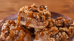 You can't beat the crumb topping on these Apple Pie Bars. Full recipe: http://dlsh.it/lgDmNMs | Delish
