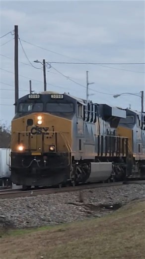 CSX 3098 leads M542-17 with a friendly crew #csxrailroad #csx #csxtrain #csxtransportation #railfan