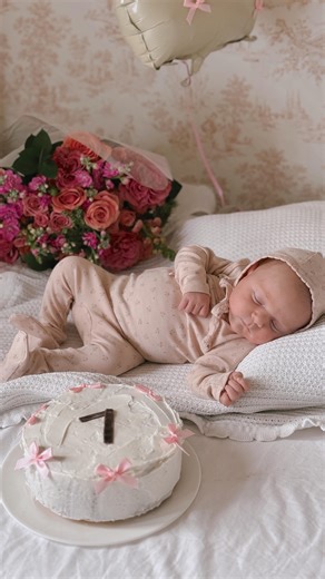 Sarah | Social Media Manager & Business Consultant on Instagram: "In honor of Rachel’s one month this week, I’m finally ready to share her birth story. 🤍 At 37 weeks, on a Monday evening I went to the hospital with unbearable pain - sharp and stabbing through my side, back, and chest. It turned out to be a gallstone, and doctors said I’d need emergency surgery. But they couldn’t safely operate while I was still pregnant, and they couldn’t even give me painkillers until they got the baby’s heart