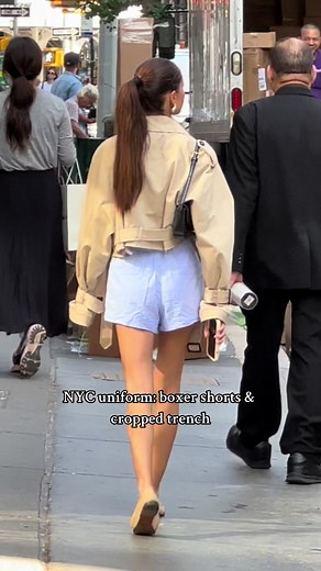 One of the most dominant spring & summer trends this year is the boxer shorts! Here’s a quick & chic way to style them up! I get all-American spring in the Hamptons vibes from this look! Do you like the boxer short trend? #boxershorts #whatpeoplearewearing #shorts #stylingtips #trench