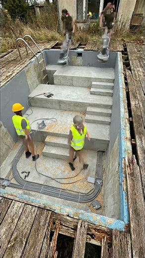 This floor with a fish tank is amazing 😱 Epoxy resin floor for a themed room