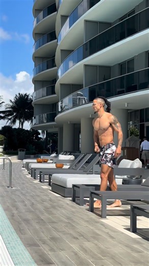 Little check in✅💪🏽. Time to get that body right now so you’ll be ready by summer. Don’t be that guy that will be too shy to take off his shirt. #leanbodykels #poolviews #fitlifestyle #getinshape | Lean Body Kels