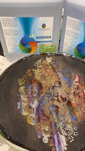 Happy Sunday! I’ve added two layers of @craft.resin to this 8” round wood cradleboard. The gorgeous glitter is Antique Gold from @diankapours. I had an idea to go in a different direction with this one, but once I spotted the glitter and added it I knew it was complete 😊. This piece pulls together multiple elements which is my favorite way to create. I used wood burning paste from @teexpert_officials and a stencil to create the pattern (see my reel two days ago for that process). Then I painted