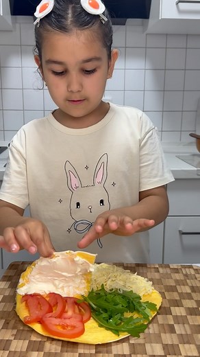 ELIF on Instagram: "🎒 SURPRISE LAVASH POCKET A tasty and fun alternative for your child’s school lunch 🧺 Ingredients: • 1 lavash (flatbread) • 2 eggs • A pinch of salt • Grated cheese (like mozzarella or cheddar) • 1 tablespoon cream cheese • Half a tomato (chopped) • A few arugula leaves (or any greens you prefer) ⸻ 👩‍🍳 Preparation: 1. Crack the eggs into a bowl, add salt, and beat them well. 2. Pour the beaten eggs into a heated frying pan. 3. Immediately place the lavash on top of the egg