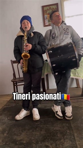 🇷🇴 tineri pasionați care duc tradiția mai departe #romania #muzica #tobe #colindatori #people