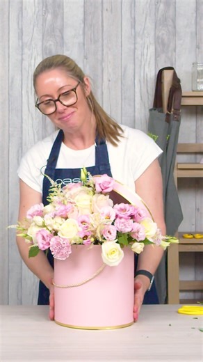 32K views · 395 reactions | How to Assemble a Hat Box Lid for a Floral Display  Floral hat boxes always look gorgeous, and Kerrie from @theflowerhouse.me is back with us showing how you can assemble your own luxury hat box (so go check out that episode if you haven't already )! But how do you assemble one? And how do people make the lid float above the flowers?? Here's how  | Floristry Market | Facebook