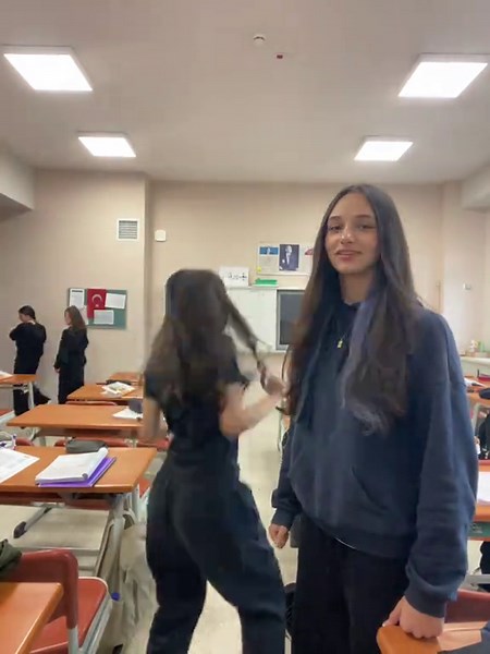 Hoca Gelecek Diye Tutustum Bitik — Manifest Dansi & Trend Açıklaması