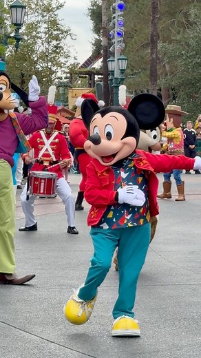 Mickey’s Happy Holidays at Disney California Adventure Park! #DisneyMagic #DisneyHolidays Disney California Adventure Park | Elijah Bergwitz