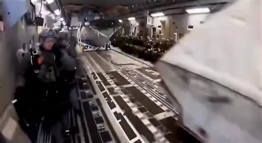 🚨🇺🇸 A U.S. Air Force C-17 can drop a Navy SEAL boat from 10,000 feet.SEALs HALO jump after it, rendezvous in the water, and move onshore fast.It gives the U.S. a way to hit coastlines without putting ships anywhere near them.