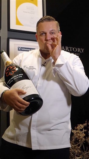 27K views · 113 reactions | Am letzten Tag in Augsburg besuchen die Gastronomen Sternekoch Simon in seinem "Sartory Restaurant". Die Erwartungen sind hoch an Simon, denn der Koch hat einen entsprechenden Ruf, folglich wollen seine Gäste nun Kunst auf dem Teller sehen. #MeinLokalDeinLokal  „Mein Lokal, Dein Lokal“ – streamen auf Joyn und Montag bis Freitag, um 17:55 Uhr, bei Kabel Eins. | Mein Lokal, Dein Lokal | Facebook