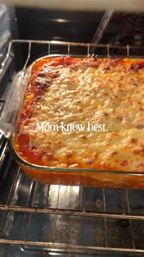 Mom knew best. This classic lasagna is the no-fuss, extra cheesy, zero drama recipe you’ll want on repeat 🍝✨ Perfect for meal prep, feeding a crowd, or reliving that old-school Sunday dinner. Here’s the full recipe: Ingredients: 1 lb ground beef 1 tsp garlic powder 1 tsp onion powder Salt & pepper 1 box lasagna noodles (I love Jovial! Gluten-free organic) 15 oz ricotta cheese 3.5 cups mozzarella (divided) 1/2 cup grated Parmesan 2 eggs 48 oz marinara sauce 1/4 tsp dried basil How to Make It: 1️