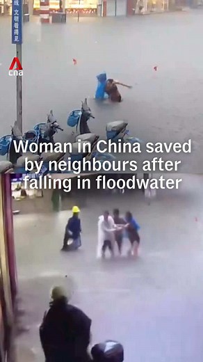 CCTV footage captured the moment a resident in Guangxi, China fell in floodwater and had trouble getting back up on Thursday (May 21). Neighbours nearby managed to help her to safety. The local meteorological bureau had issued a red warning alert for heavy rain that same afternoon. At least a dozen people have been killed due to widespread flooding from torrential rain across southern and central China. #china #chinanews #flood