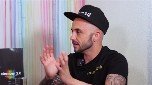 Transidentität was ist das? Das war eins eurer Wunschthemen, bei unserer Umfrage für unsere Queer Rubrik. Dazu spricht unser freier Redakteur Marc Kirch mit Joshua Kuhn, Betreiber des Einraum 2.0 in Saarbrücken sowie Eventveranstalter. Beide sprechen über Joshs persönlichen Weg zu seinem vollständigen Selbst, der damals als Jenny Kuhn geboren wurde. Bei dem Austausch stehen die persönlichen Erfahrungen und das persönliche Erleben von Josh im Vordergrund; nur das ermöglicht ein ernsthaftes und au