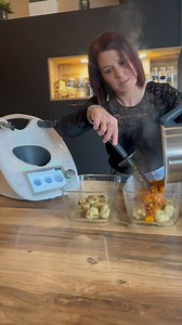 Batch Cooking Express pour des repas légers et sains 🍴 Dans ma lancée des repas healthy que j’ai adoptés depuis début janvier, j’ai préparé un mini batch cooking express avec du poulet que je devais absolument cuisiner. Ces plats sont destinés à ma semaine prochaine (je vous partagerai la recette au menu dimanche 😉). Pour ce batch : • J’ai haché mon propre poulet et façonné de petites boulettes maison. • Tout a été cuit en une seule fois ! Pendant que le riz et la sauce tomate aux poivrons mij