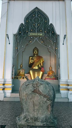 Paying respects to Luang Pho Prathanporn at Wat Phanancheong Worawihan #LuangPhoPrathanporn #Ayut...